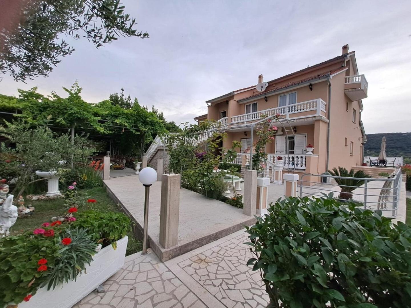 Apartments Mig - With Beautiful Garden Supetarska Draga Exterior foto